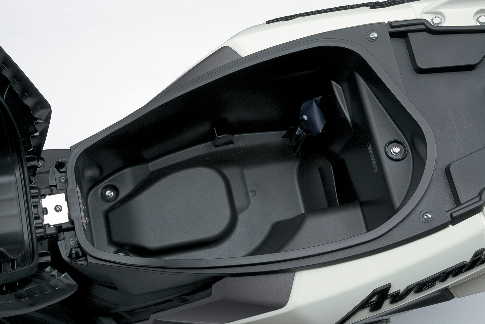 Avenis_125_M3_UnderseatStorage